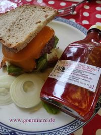 Flasche Süß scharfe Chili-Sauce mit Sandwich
